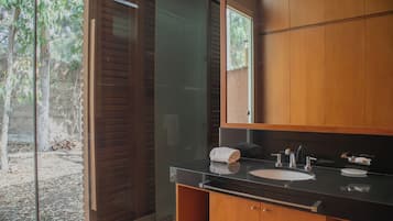 House, 5 Bedrooms | Bathroom