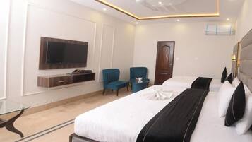 Deluxe Triple Room | Desk, free WiFi