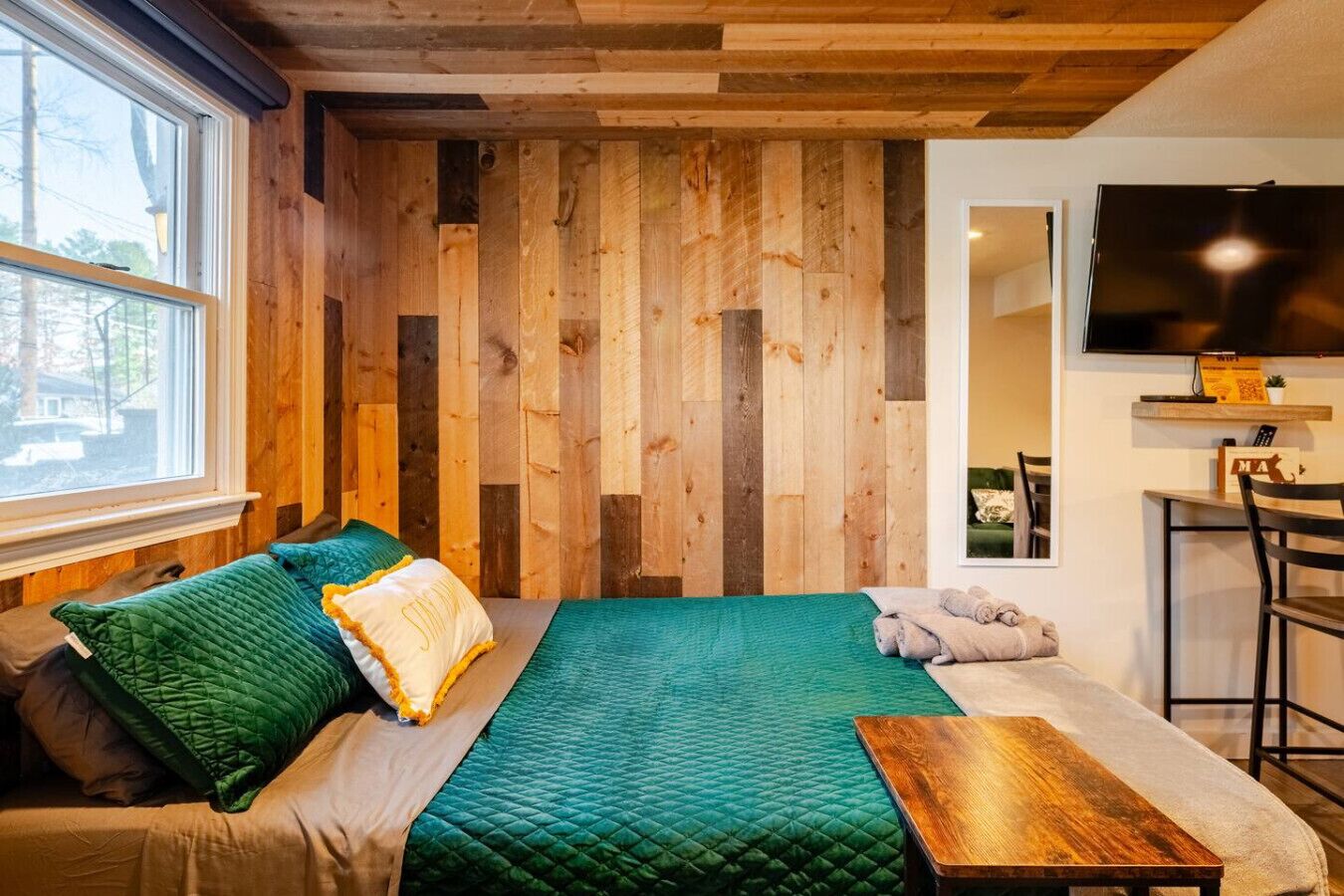 Bureau, fer et planche à repasser, lit de bébé portatif, Wi-Fi