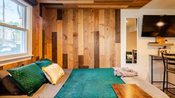 Bureau, fer et planche à repasser, lit de bébé portatif, Wi-Fi