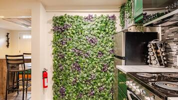 Réfrigérateur, four à micro-ondes, un four, surface de cuisson