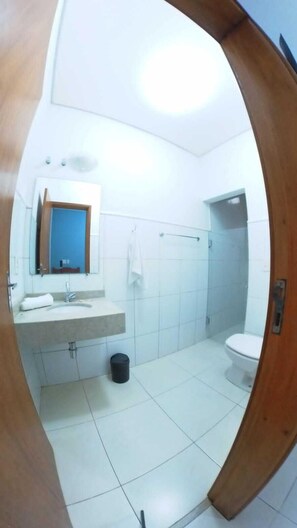 Habitación triple Deluxe | Baño | Toallas, jabón y papel higiénico