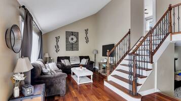 Smart-tv, een open haard en een printer