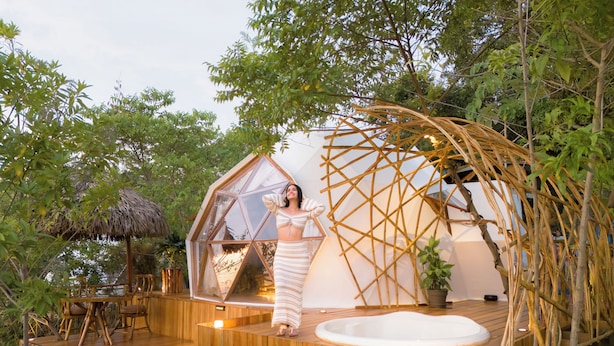 A wooden structure with a glass dome and a hot tub. - Los Glampings de Taytamaki (Tarapoto)