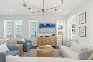 บ้านพัก, หลายเตียง, ลานระเบียง, วิวสวน (19891 Charlie Claude Dr) | บริเวณนั่งเล่น | ทีวีจอแบน 42 นิ้ว พร้อมช่องดิจิตอล