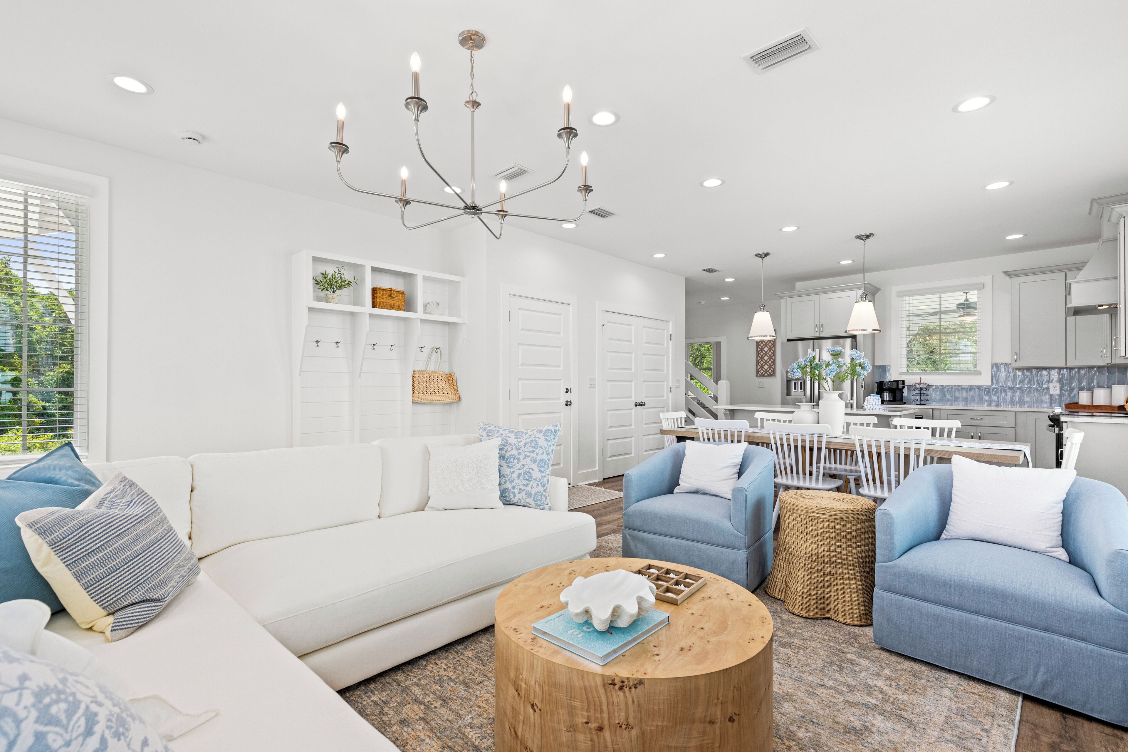 منزل - عدة أسرّة - برواق - منظر للحديقة (19891 Charlie Claude Dr) | منطقة المعيشة | تلفزيون بشاشة مسطحة بحجم 42-بوصة يعرض قنوات تلفزيونية رقمية