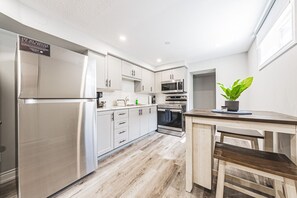 Fridge, microwave, oven, stovetop - 10 min walk to DT, stylish, free parking | IOB3 (Burlington)