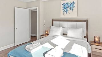 2 slaapkamers, een bureau, een strijkplank/strijkijzer, reisbedje