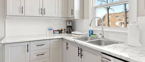 Réfrigérateur, four à micro-ondes, un four, surface de cuisson