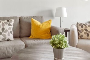 Smart TV, books - 10 min walk to DT, stylish, free parking | IOB1 (Burlington)