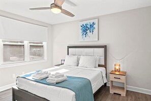 2 bedrooms, desk, iron/ironing board, free WiFi - 10 min walk to DT, stylish, free parking | IOB1 (Burlington)