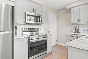 Een koelkast, een microgolfoven, een oven, een kookplaat