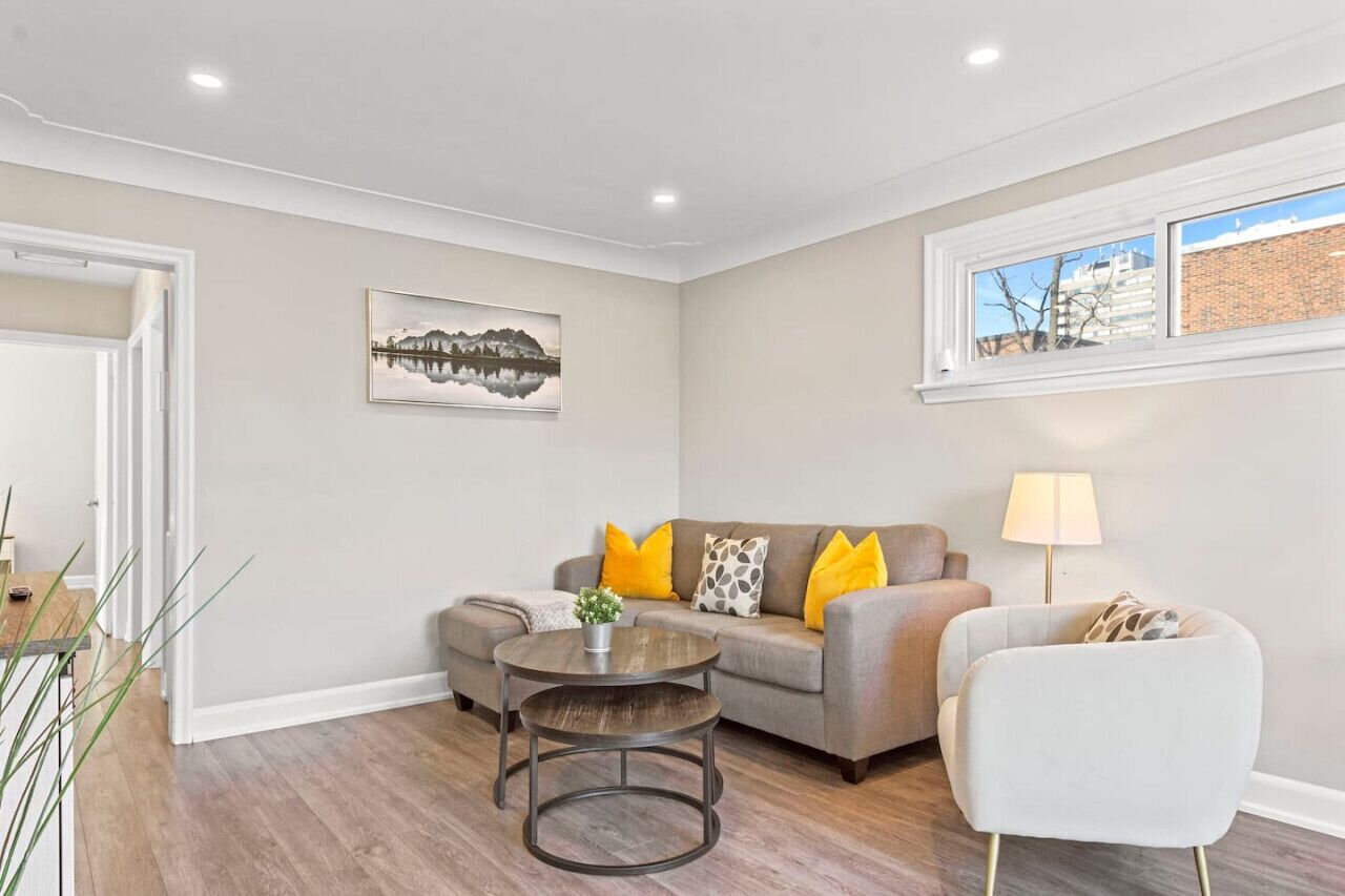 Een smart-tv en boeken