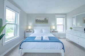 3 bedrooms, desk, iron/ironing board, travel cot - Renovated, near DT, FAST Wi-Fi, free parking | TS (Peterborough)