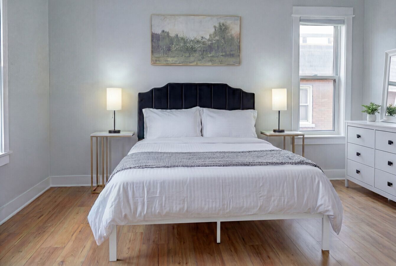 3 slaapkamers, een bureau, een strijkplank/strijkijzer, reisbedje