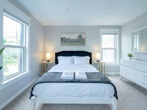 3 quartos, escrivaninha, ferros/tábuas de passar roupa, berço de viagem