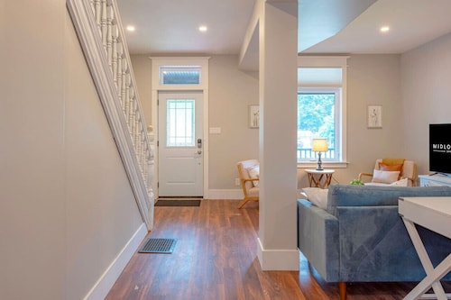 Renovated, near DT, FAST Wi-Fi, free parking | TS