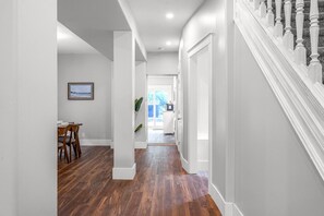 Interior - Renovated, near DT, FAST Wi-Fi, free parking | TS (Peterborough)