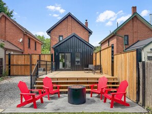 Terrace/patio - Renovated, near DT, FAST Wi-Fi, free parking | TS (Peterborough)