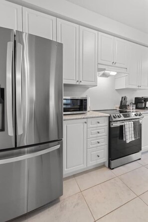 Geladeira, micro-ondas, fogão, cooktop