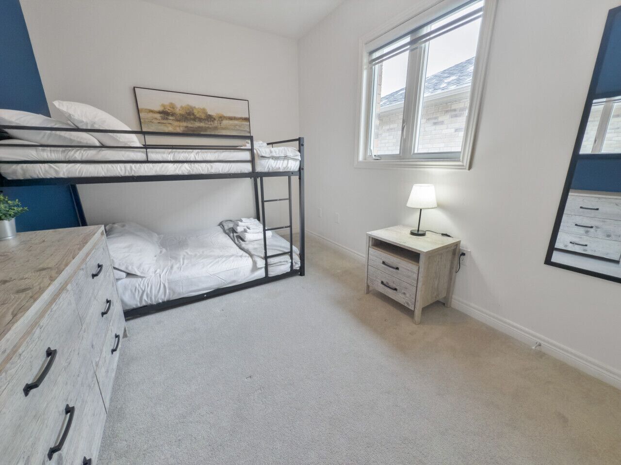 Escritorio, tabla de planchar con plancha, cuna de viaje y wifi gratis 