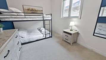 Escritorio, tabla de planchar con plancha, cuna de viaje y wifi gratis