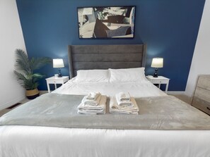 Escrivaninha, ferros/tábuas de passar roupa, berço de viagem