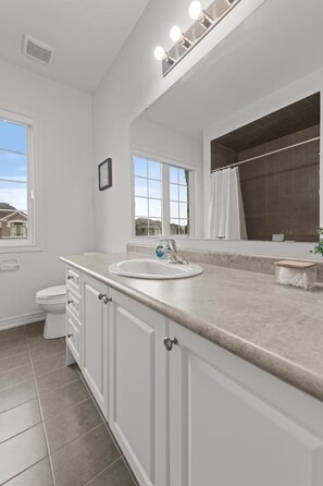 Full bath on second floor - King bed, Fenced Yard, Spacious New Build| GN (Hamilton)