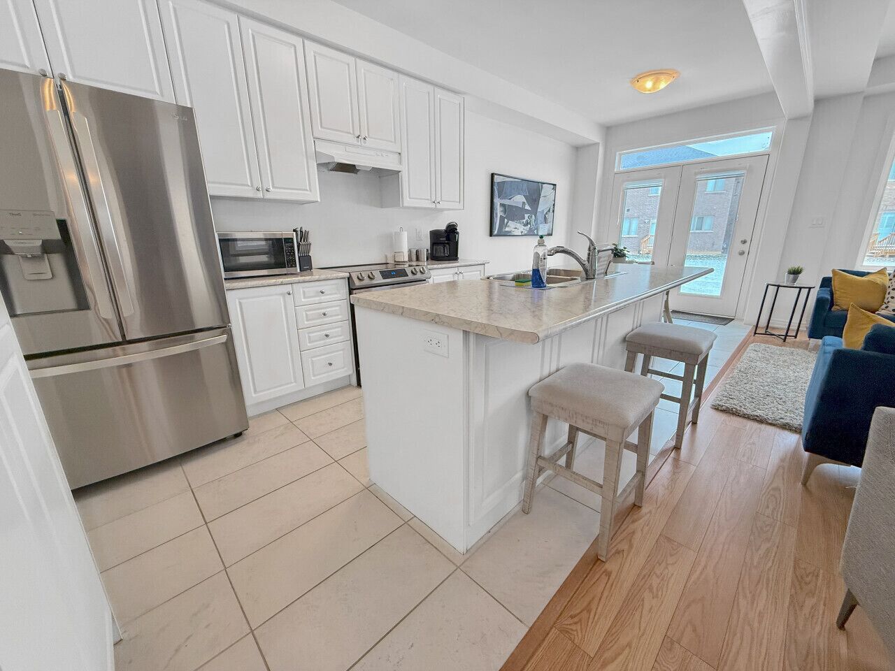 Réfrigérateur, four à micro-ondes, un four, surface de cuisson