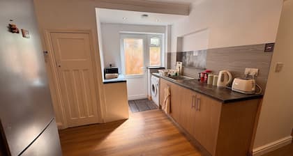 Spacious 5 Bedroom Home|FREE Parking & Wi-Fi|Garden