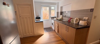 Spacious 5 Bedroom Home|FREE Parking & Wi-Fi|Garden