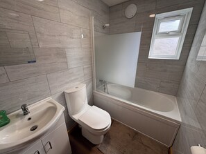 Haartrockner, Handtücher, Seife, Shampoo