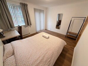 4 Schlafzimmer, Schreibtisch, Bügeleisen/Bügelbrett, Reisekinderbett