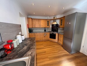 Kjøleskap, mikrobølgeovn, ovn og kokeplater