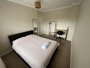 4 soverom, skrivebord, strykejern/-brett og reiseseng for barn