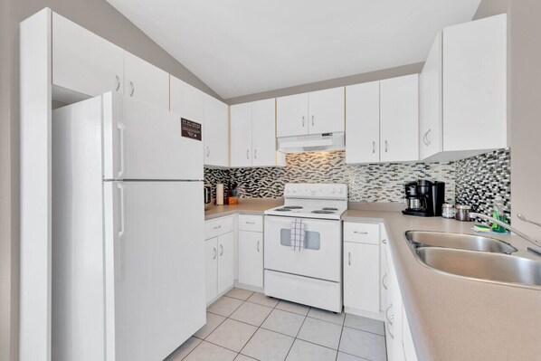 Fridge, microwave, oven, stovetop - Cozy & Comfortable, Downtown, Parking | TJS2 (Burlington)