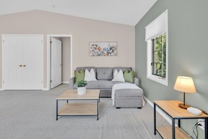 Smart TV - Cozy & Comfortable, Downtown, Parking | TJS2 (Burlington)