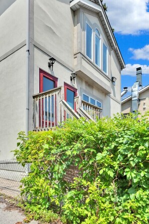 Exterior detail - Cozy & Comfortable, Downtown, Parking | TJS2 (Burlington)