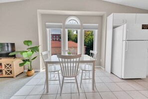 Dining - Cozy & Comfortable, Downtown, Parking | TJS2 (Burlington)