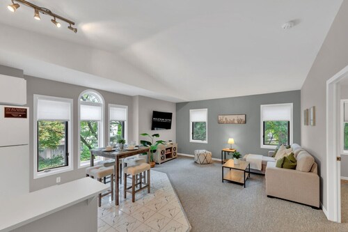 Cozy & Comfortable, Downtown, Parking | TJS2