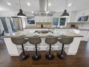 Réfrigérateur, four à micro-ondes, un four, surface de cuisson