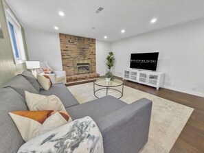 TV connectée, cheminée, espaces bureaux