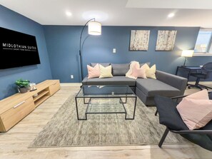 Smart TV - Downtown, 2 Bedroom, Parking | TJS3 (Burlington)