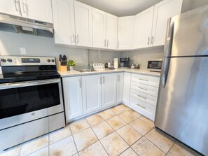 Réfrigérateur, four à micro-ondes, un four, surface de cuisson