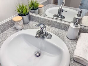 Hair dryer, towels - Downtown, 2 Bedroom, Parking | TJS3 (Burlington)