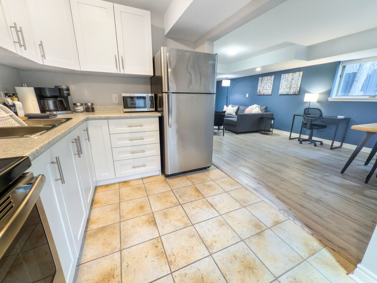 Een koelkast, een magnetron, een oven, een kookplaat