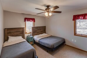 3 bedrooms, iron/ironing board, free WiFi, bed sheets - Swimming, Fishing, Firepit, Amazing Views! (Brainerd)