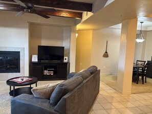 Smart TV y chimenea