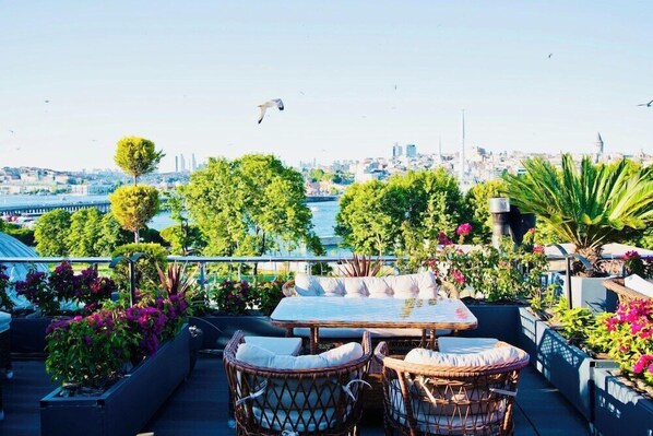Outdoor dining - Hotel Ottoman 2 Class (Istanbul)
