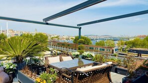 Outdoor dining - Hotel Ottoman 2 Class (Istanbul)